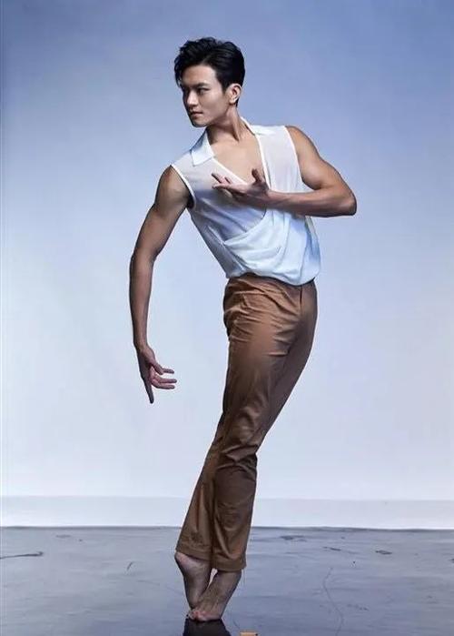 中国男芭蕾舞演员